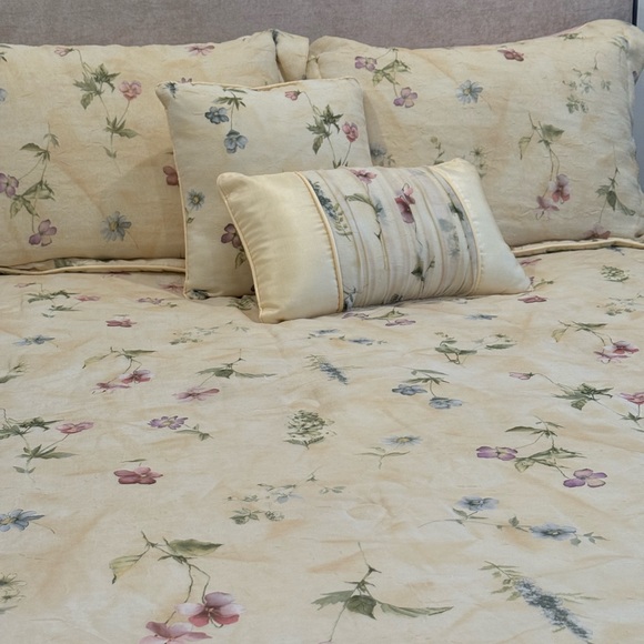 Croscill queen size bedding set - Picture 2 of 4
